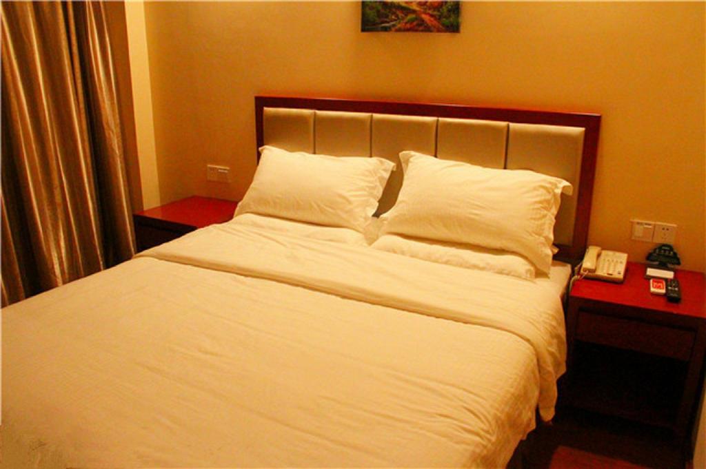 Greentree Inn Sanya He Ping Street Hotel חדר תמונה
