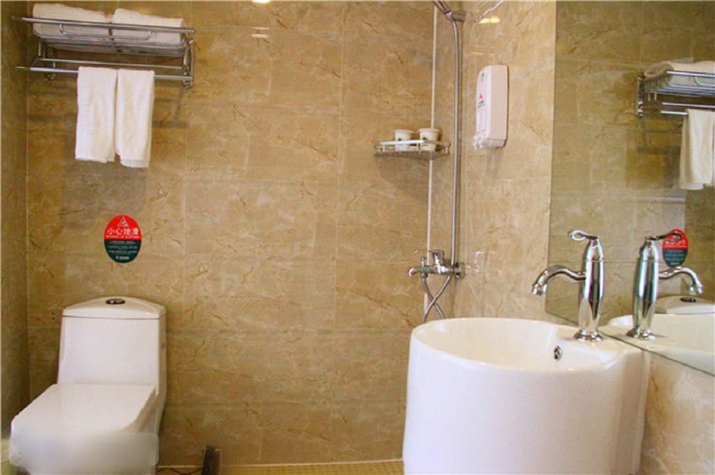 Greentree Inn Sanya He Ping Street Hotel חדר תמונה