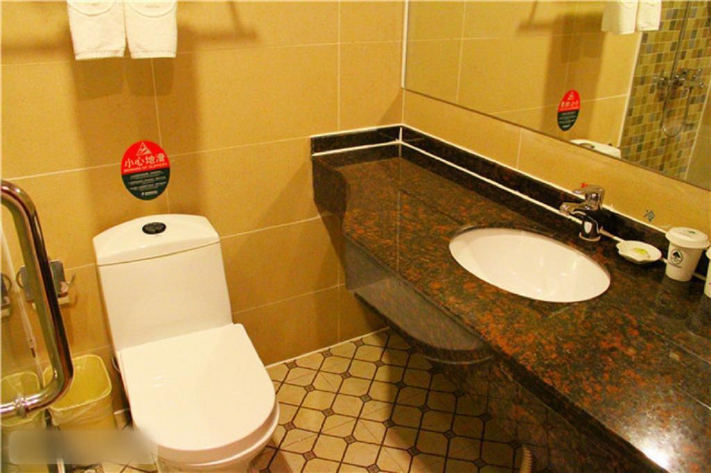 Greentree Inn Sanya He Ping Street Hotel חדר תמונה